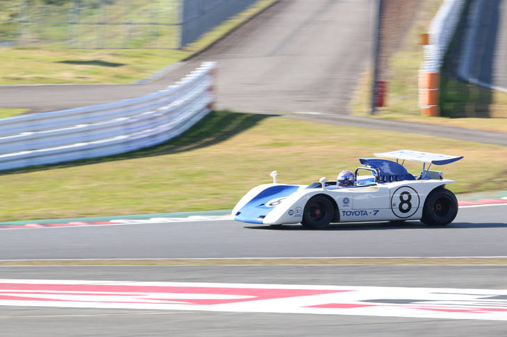 デモンストレーションランを行った「トヨタ7」。大排気量自然吸気エンジンらしい澄んだサウンドを響かせた。このクルマについては、トヨタとヤマハに加えダイハツも開発に参加。このため、ボディーサイドにはヤマハとダイハツのデカールが張られている。