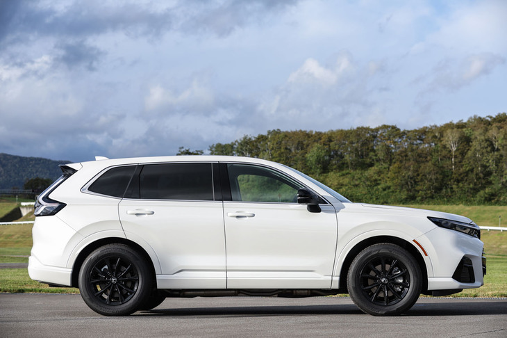 ボディーサイズは全長×全幅×全高＝4805×1865×1690mm。先代モデルより200mmも長くなったが、2700mmのホイールベースは変わらない。