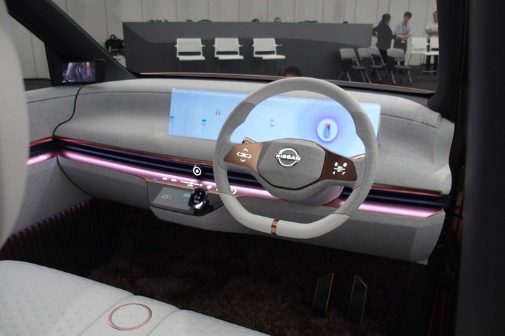 「ニッサンIMk」のインストゥルメントパネル。スイッチの設置を最小限にとどめたシンプルなデザインになっている。