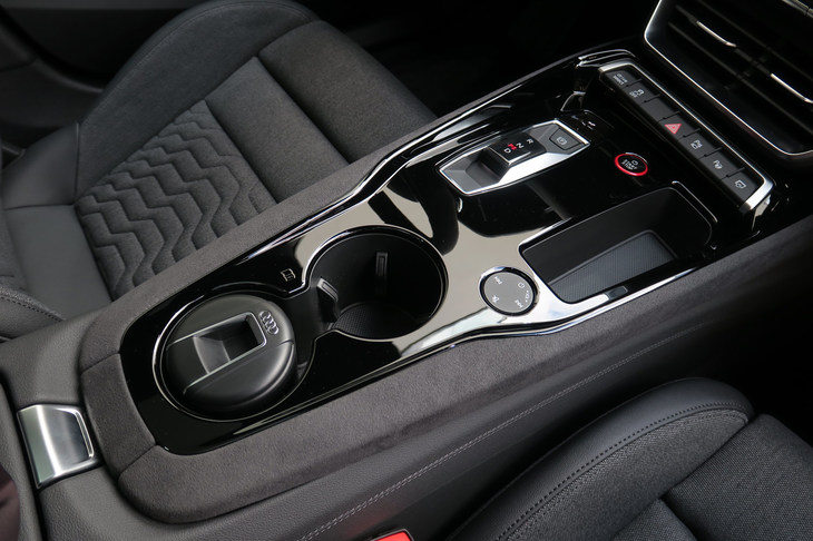 アウディe-tron GTクワトロ（センターコンソール）