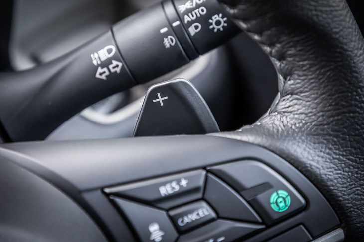 デリカミニTプレミアム（シフトパドル）