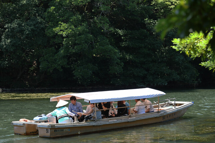 報道関係者を乗せ、遊覧へと出発する遊覧船。松江城のお堀は約400年前の築城当時からほとんど形状が変わっていない。そんなルートを行く堀川めぐりは、日本国内でも希有（けう）な遊覧なのだ。