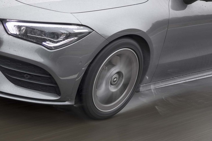 高いウエット性能を支えるのは、排水効率を高める「Vシェイプ主溝」と排水容積を確保する深溝設計。夏用タイヤと変わらぬ感覚でドライブできた。