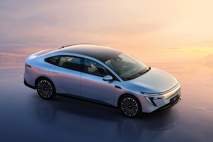 東風日産のBEV「N7」は、日産ブランドを象徴するVモーショングリルを採用したミドルサイズセダン。まずは2024年4月の「北京モーターショー」で「日産エポック コンセプト」としてコンセプトモデルが初公開され、同年11月の「広州国際モーターショー」で市販版の「N7」が発表された。
