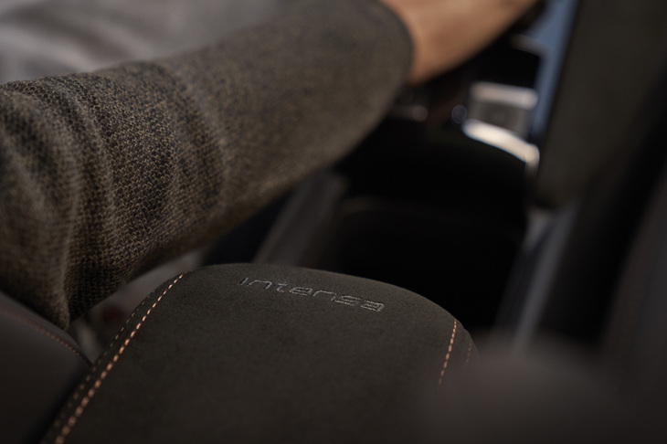 センターアームレストには「INTENSA」ロゴが刻まれる。
