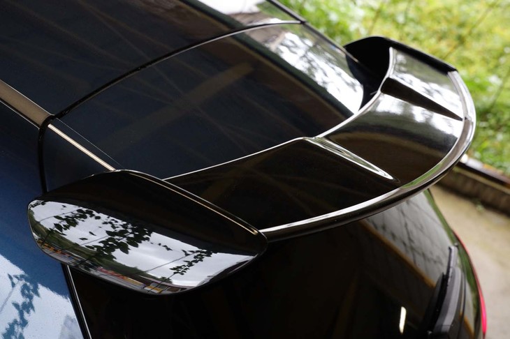 「エディション1」にはハイグロスブラック仕上げのリアウイングやリアエプロン、リアディフューザーなどを有す「エアロダイナミックパッケージ」が標準装備される。