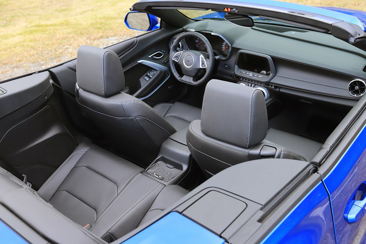 乗車定員は4人。リアシートにスルーローディング機構はなく、足元はワイヤレスチャージング機能付きのコンソールによって左右に分割されている。