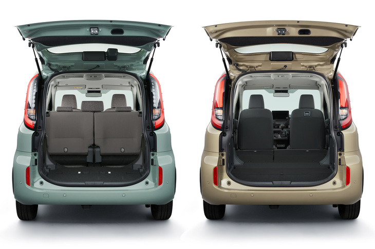 7人乗り仕様の3列目シートは、使わないときは2列目シート下に格納が可能（写真左）。荷室空間を有効に使うことができる。いっぽう5人乗り仕様の荷室は、2列目を倒せば奥行き2045mm（！）の、広くてフラットな荷室空間が得られる（写真右）。