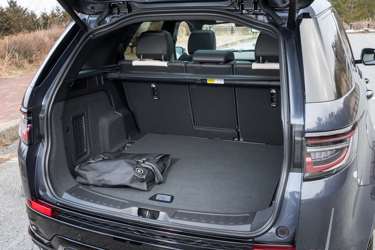 荷室の容量は、5人乗車時、後席を前端までスライドさせた状態で963リッターと公称されている（VDA準拠のブロックを使用した容量の測定値）。