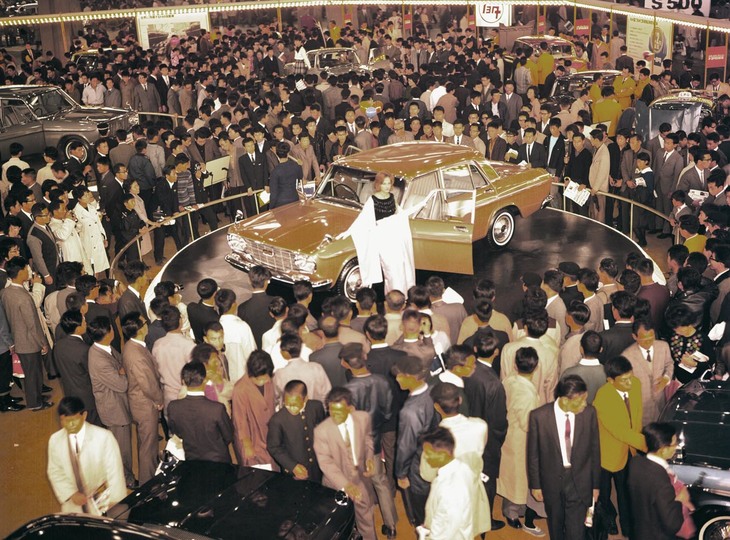 多くの人が、憧れの目で展示車に群がっていた1960年代の東京モーターショー。写真は1963年開催の第10回全日本自動車ショーで、15日間の会期で来場者数は121万6000人を数えた。