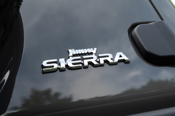 デビュー当初に掲げられた「ジムニーシエラ」の国内販売目標は、年間1200台。今日では実売の1カ月分にも満たない数字だ。今日のシエラの人気ぶりが、スズキにとっていかに「うれしいけど誤算」だったかがわかる。