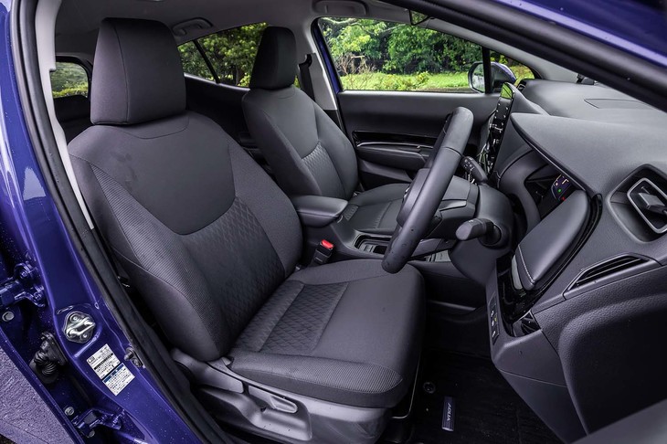 上級ファブリックがあしらわれた、「G」グレードのシート。カラーはブラックのみとなっている。