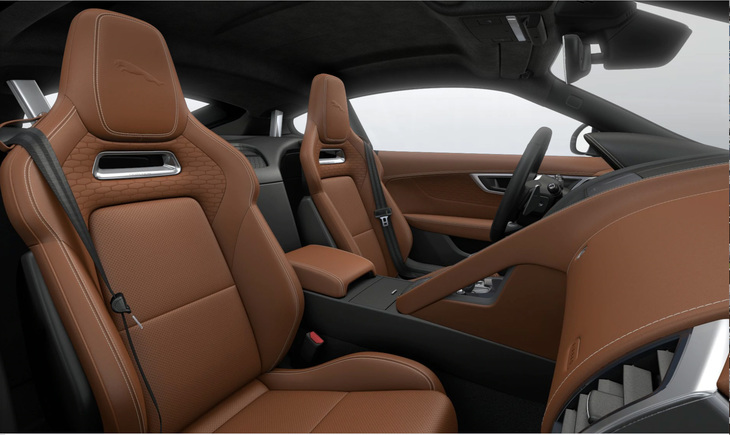 フルエクステンデッドレザー仕立てとなる「Fタイプ ヘリテージV6エディション」のインテリア。フロントシートにはヒーター＆クーラー機能が備わる。