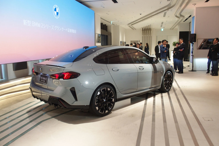 M235i xDriveグランクーペ（リアビュー）