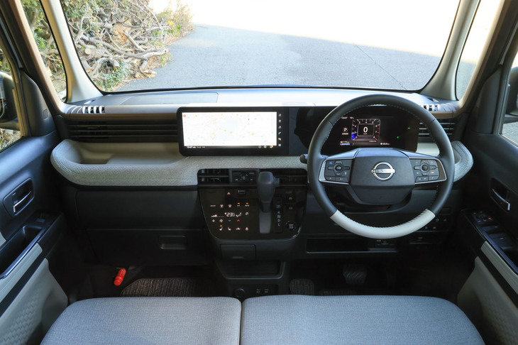 軽自動車初となる12.3インチの大型統合インターフェイスディスプレイが採用された「ルークス ハイウェイスターGターボ プロパイロットエディション」のインストゥルメントパネル。「テーラーフィット巻きステアリングホイール」や、ファブリック調の素材で覆われた質感の高いダッシュボードトレイが目を引く。