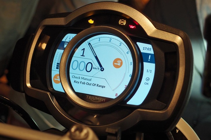 メーターパネルは液晶タイプ。タコメーターの指針はアニメーションで表示される。