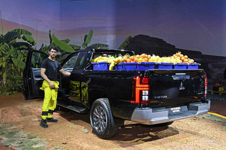 荷台に果物を満載した新型「トライトン」の展示車。日本では「アウトドアレジャーのお供」といったイメージが強いピックアップトラックだが、グローバルマーケットでは、圧倒的に「働くクルマ」としてのニーズが強い。