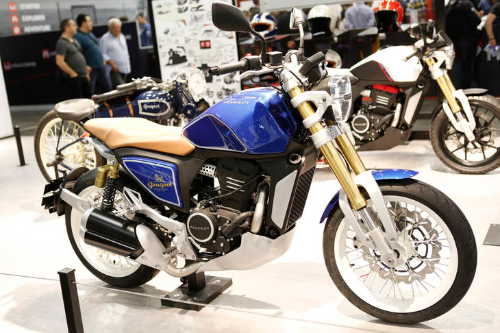 これまでスクーターを中心にラインナップを拡大してきたプジョーは、先のINTERMOTでブランド名を「プジョー・モトシクル」へと変更。小排気量のモーターサイクル「P2xコンセプト」（奥が300cc、手前が125cc）を発表した。これらのモデルはEICMAの会場にも展示された。