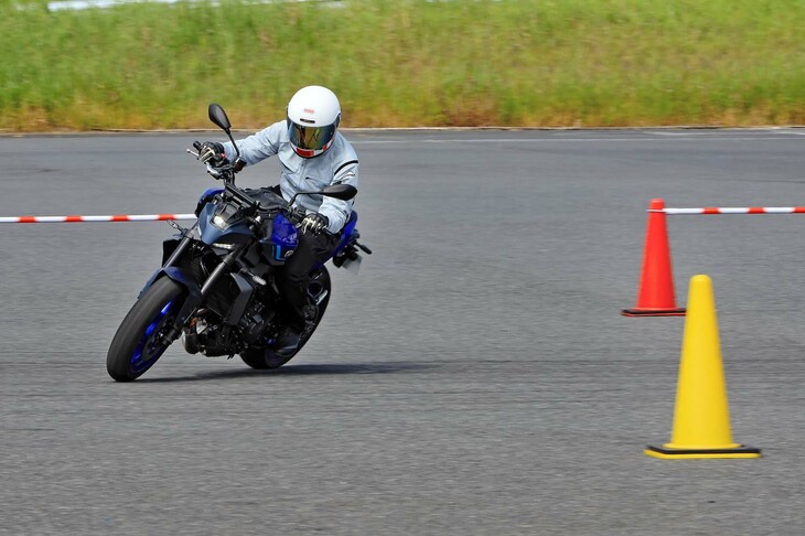 パイロンで仕切られた特設エリアにて、低速走行やUターンを試す筆者。クラッチレバーがないので“半クラ”などの操作はできないが、バイクのほうが自動でトラクションを制御してくれるので、「バイクがふらついて怖い」といったことはなかった。