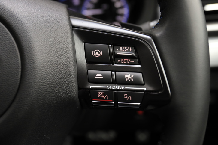 操舵支援機能付きアダプティブクルーズコントロールシステム「アイサイト・ツーリングアシスト」と、走行モード切り替え機構「SIドライブ」の操作スイッチは、ステアリングホイールの右スポークに装備される。