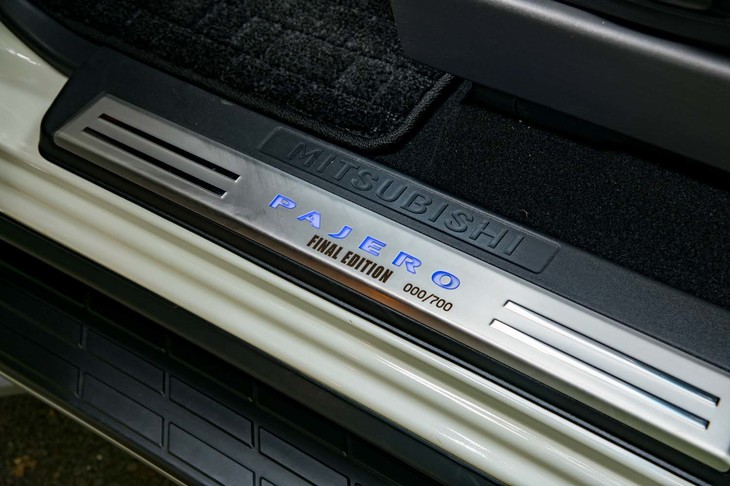 サイドシルに備わるシリアルナンバー入りのスカッフプレート。三菱自動車保有のテスト車は「000/700」となっていた。