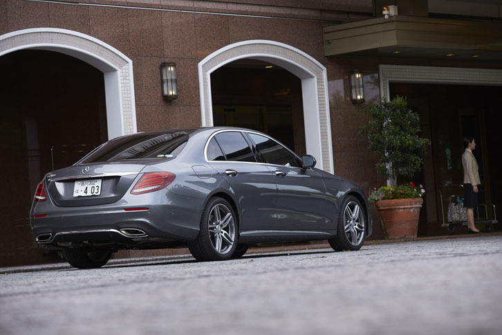 先行して発売された今回の試乗車「E200アバンギャルド スポーツ」を含め、2016年9月にはガソリン車とディーゼル車を織り交ぜた7種類の「Eクラス」が日本で出そろう。