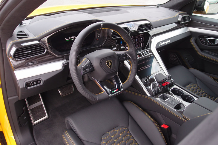 2019年に日本国内で販売されたランボルギーニのうち、約半数が「ウルス」（写真はコックピット周辺部）。そのせいか、都市部の道では同モデルを目にする機会が増えてきた。最新型（2021イヤーモデル）の国内販売価格は、3068万1070円。