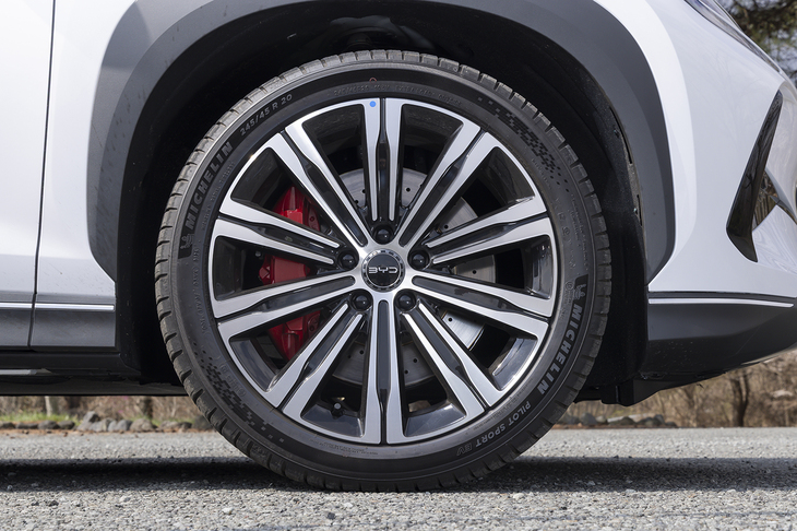 ホイールサイズは前後とも20インチ。この試乗車は「ミシュラン・パイロットスポーツEV」を履いていた。