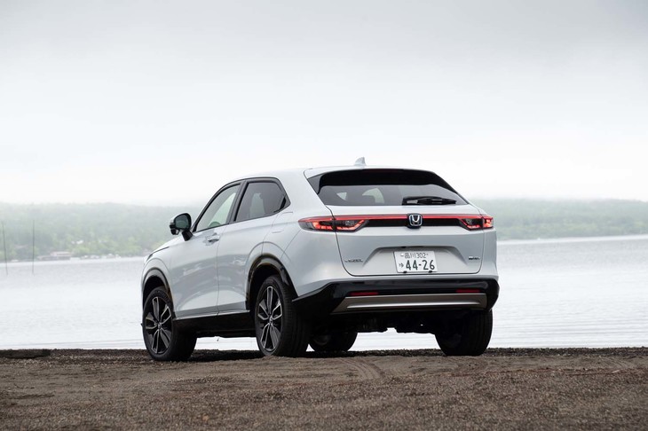 左右ひとつながりのリアコンビランプがワイド感を強調。キックアップしたリアバンパーはアクティブ感を演出している。