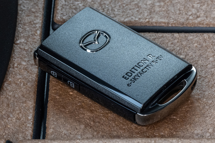 特別仕様車「MX-30ロータリーEVエディションR」専用のキーフォブ。松田デザイナーは「アペックスの谷がこのミゾで、ローターの丸さがキーの丸さなんです」と説明してくれたが……。