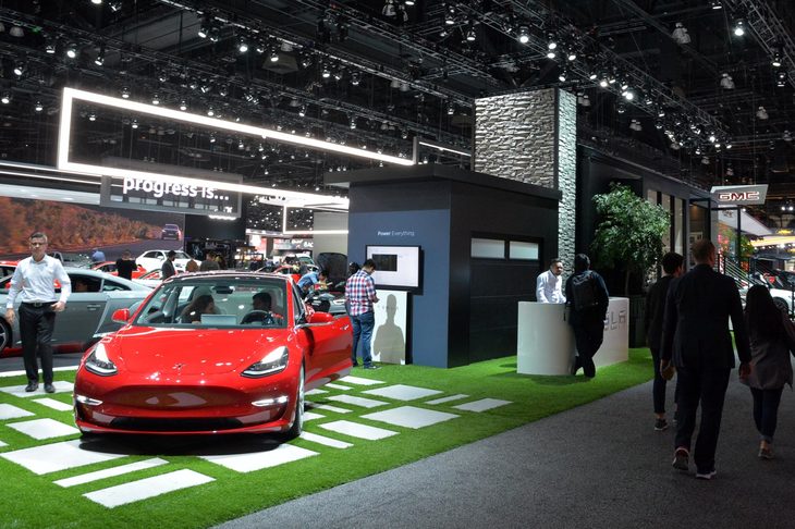 サウスホール入り口のすぐそばに位置していた、テスラのブース。真ん中に家があり、左右に3台ばかりの展示。驚くほど狭い。
