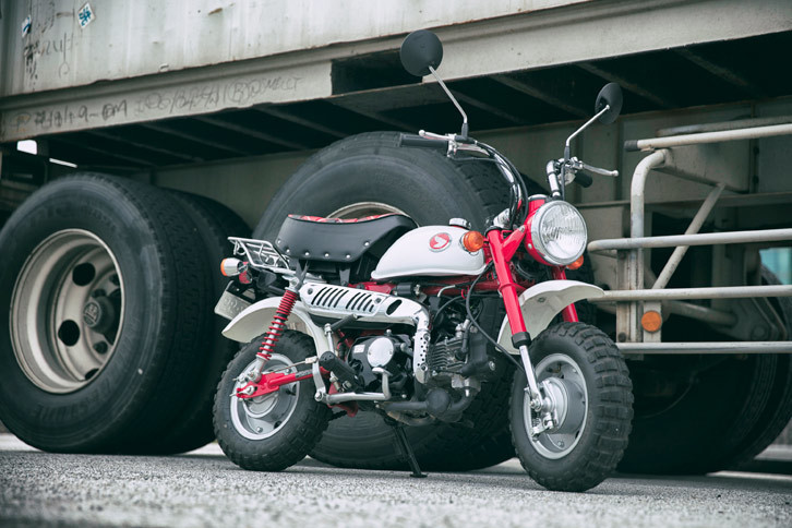 1967年に、遊園地の遊具のロードバージョン（？）として登場した「ホンダ・モンキー」。ユニークなミニバイクとして実に50年にわたり親しまれてきたが、2017年8月末をもって生産終了となった。