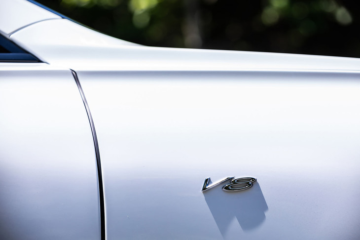 V8モデルは、フロントフェンダーに「V8」のエンブレムを装着。今回の試乗車は、社内コーチビルダー「マリナー」が手がける外板色「アークティカ」をまとっていた。