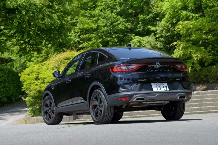 リアはハッチゲートだが、角の部分がスポイラー状にはね上げられているためちょっと背の高いセダンのようにも見える。