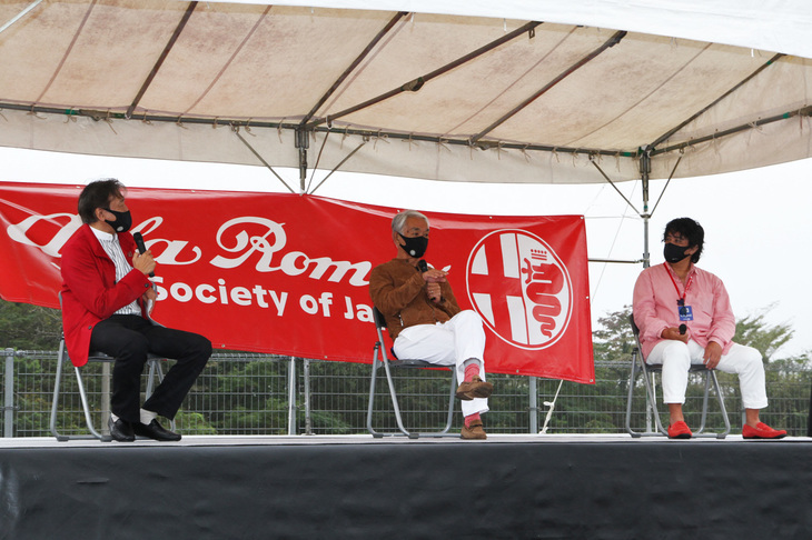 午前と午後に実施されたトークショー。登壇者は写真左からMCを務めた、声優として活躍する郷田ほづみ氏、スペシャルゲストのカーグラフィックの加藤哲也代表取締役社長とモータージャーナリストの嶋田智之氏。郷田氏はアルファ好きであることはもちろん、加藤氏とは大学の同級生で四十数年来の付き合いという。