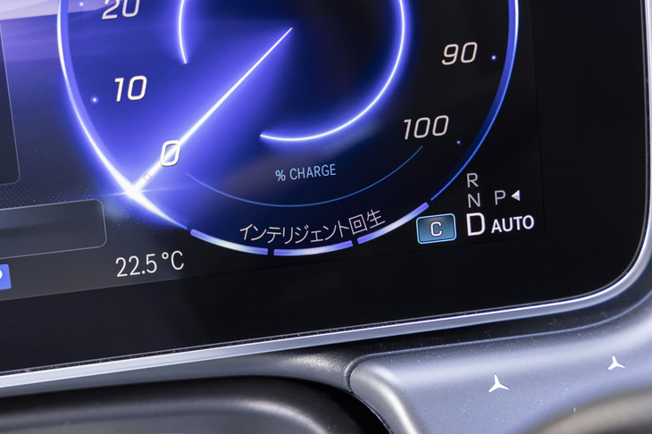 ステアリングパドルで回生ブレーキの強度を変えられる。「弱回生」「普通回生」「強回生」に加えて、前走車との距離等に合わせて強度を自動的に調整してくれる「インテリジェント回生」も選べる。