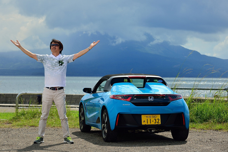 桜島をバックにポーズをキメる筆者と、筆者が以前所有していた「ホンダS660」。（写真＝池之平昌信）