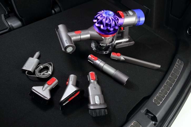車内が汚れても、今日は「Dyson V7 Car＋Boat」という強力なパートナーが一緒。
