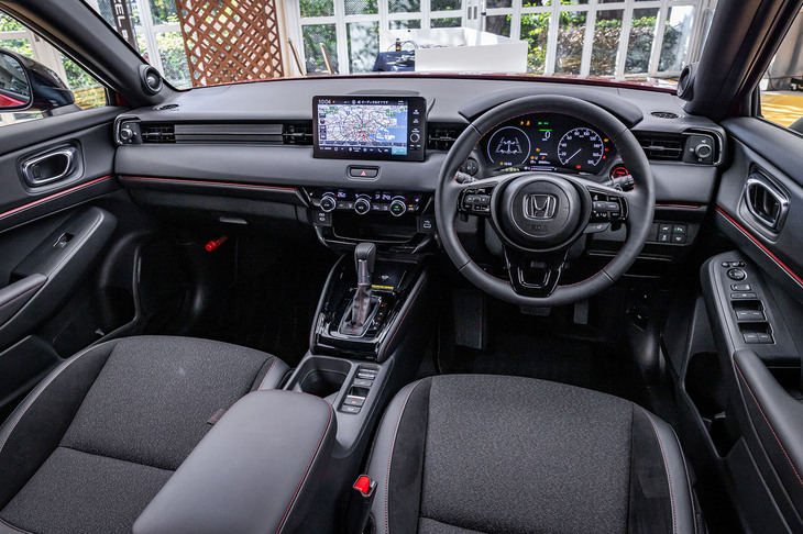 本革巻きステアリングホイールやシフトブーツ、アームレスト付きセンターコンソールボックスなどにレッドステッチを採用。スポーティーに仕上げられたインテリアも「ヴェゼルe：HEV RS」の特徴だ。