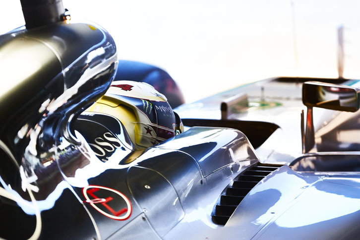 今季前半を19点のアドバンテージをもって首位で終えたハミルトンは、懸案だったパワーユニット交換によるグリッド降格ペナルティーを後半初戦で受け21番グリッドからスタート。ライバルの接触やレース中断、追い抜きがしやすいコースといった要素から見事3位表彰台を獲得しダメージを最小限に食い止めた。（Photo=Mercedes）