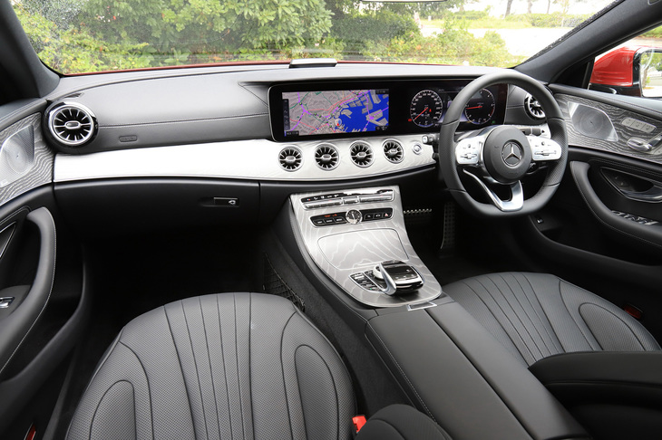 インストゥルメントパネルまわりは、巨大なツインモニターと丸いエアコン吹き出し口が目を引く、最近のメルセデスではおなじみのデザインとなっている。