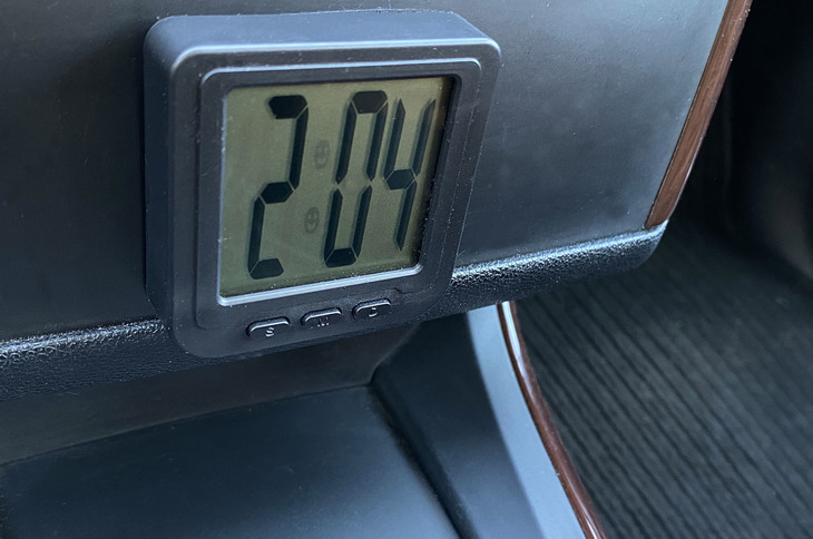 【写真F】筆者がアジア系雑貨店で購入し、センターコンソールに貼り付けたデジタル時計。