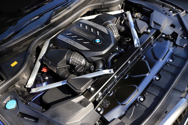 パワーユニットは4.4リッターV8ツインターボのN63B44D型エンジン。2基のツインスクロールターボチャージャーがVバンクの内部に並んでレイアウトされている。