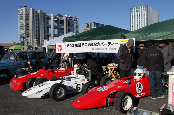 1960年代後半から80年代にかけてレースが行われた、軽自動車用エンジンを使った日本独自の単座レーシングカーであるFLを動態保存している「FLレーシングクラブ」のスタンド。