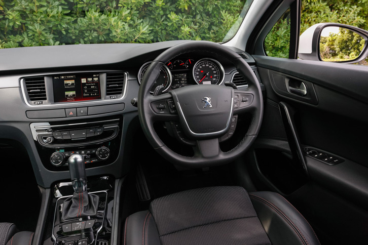 インパネのデザインは、7インチのタッチスクリーンを中央に置いたオーソドックスなもの。