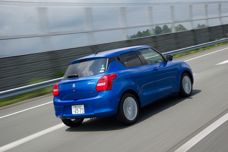 走行モードは通常のモードと「エコモード」の2種類で、後者ではアクセル開度に対する駆動力の発生がおだやかになるともに、アイドリングストップからのリスタート時などに、積極的にEV走行を行うようになる。