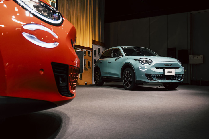 「フィアット600e」発表イベント会場の様子。