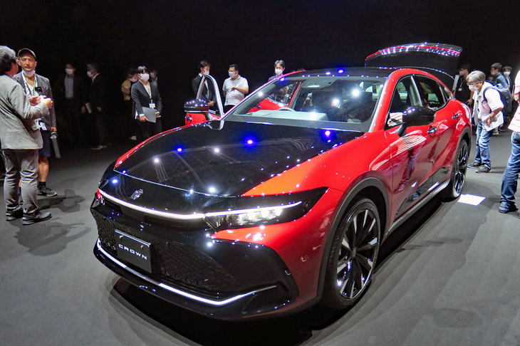 新型「クラウン」のクロスオーバーを取材する報道陣。トピックの多いモデルチェンジなだけに、会場は熱気にあふれていた。