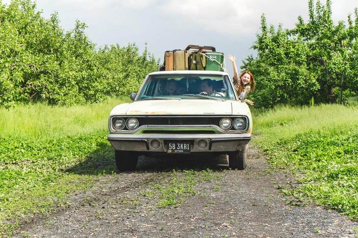 「プリムス・サテライト」
	クライスラーのブランドだったプリムスが1965年に発売した中型自動車。映画に登場するのは2代目のステーションワゴン。