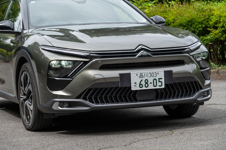 「C5 X」は中央のダブルシェブロンの延長がデイタイムランニングライトに融合するシトロエンではおなじみのフロントマスクだ。個性という意味では「クラウン クロスオーバー」に負けていない。
